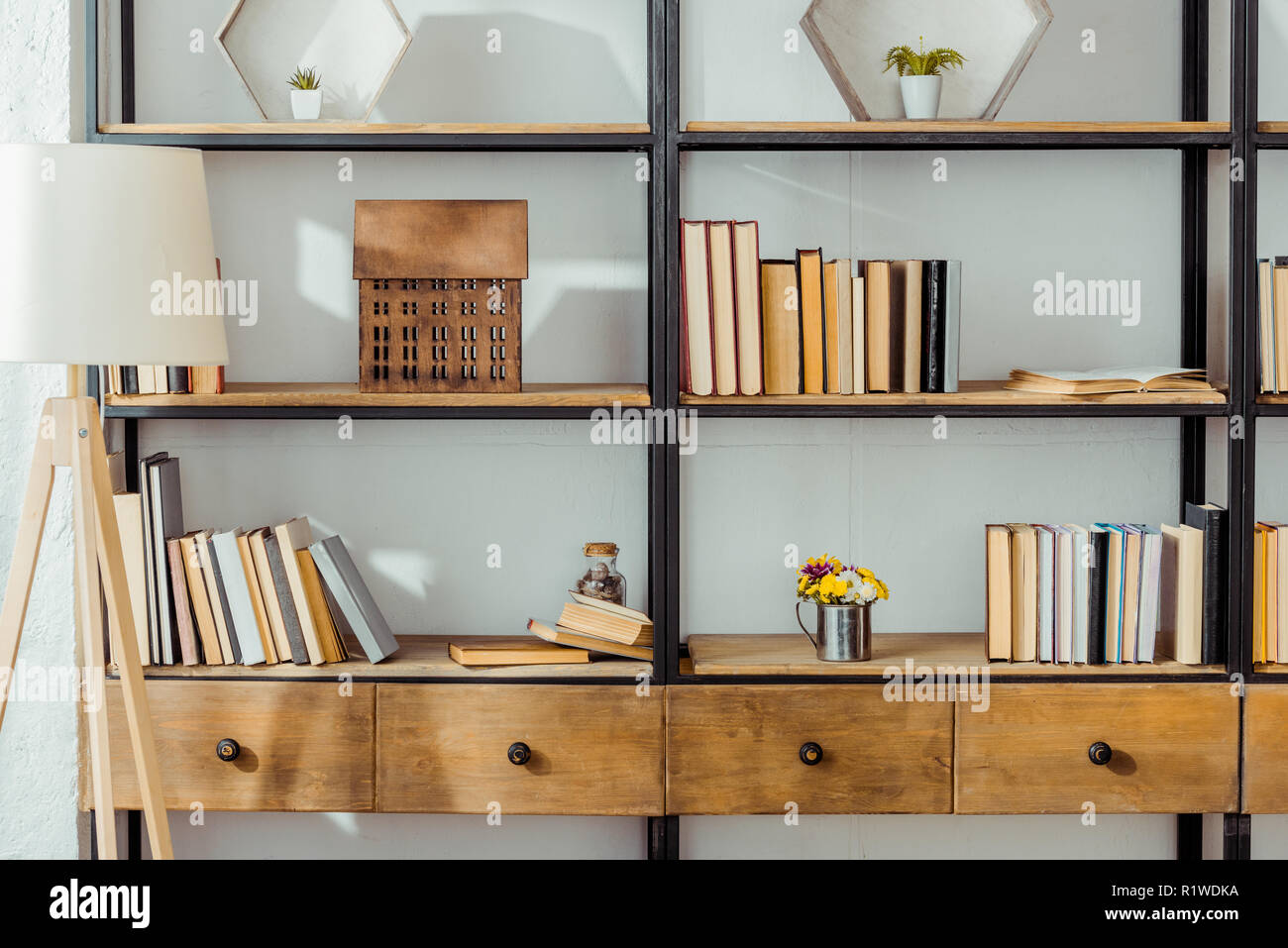 Close up de rack en bois avec des livres dans la salle de séjour Banque D'Images