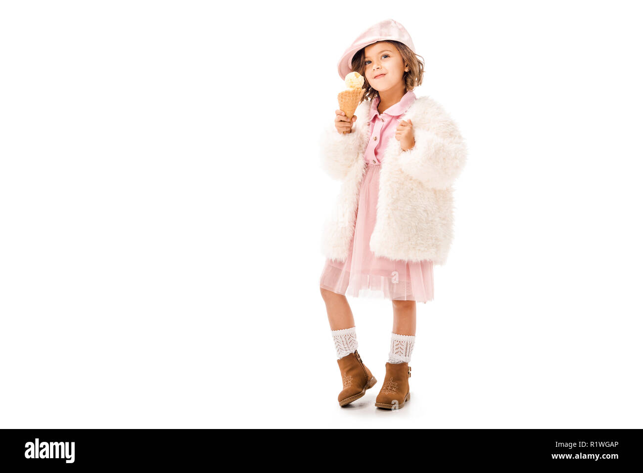 Adorable enfant heureux en vêtement élégant avec ice cream isolated on white Banque D'Images