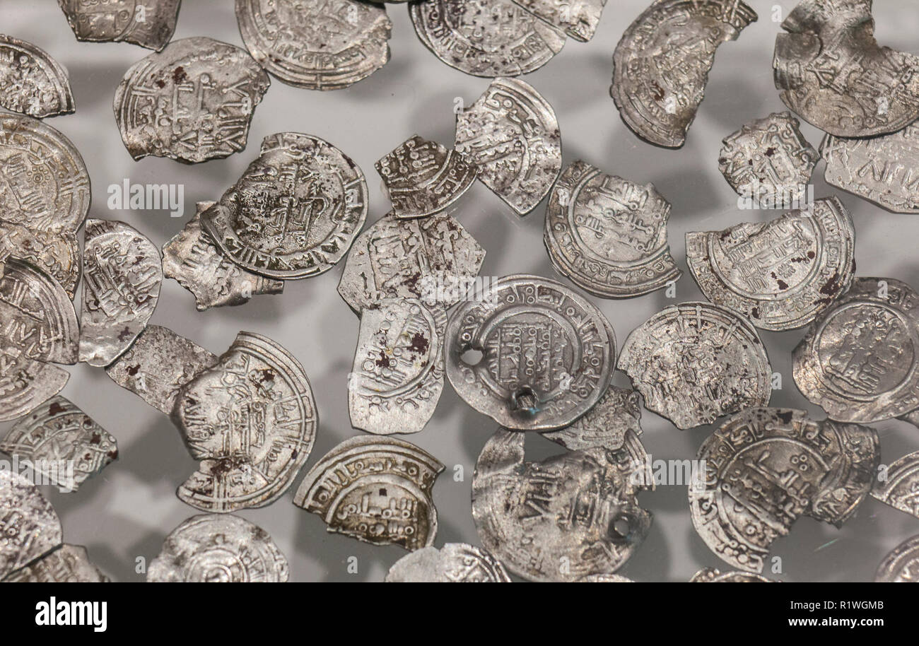 Huelva, Espagne - 7 juillet 2018 : . Vilaplana Hoard. Période califale de pièces d'argent et de fractions. Musée Archéologique de Huelva Banque D'Images