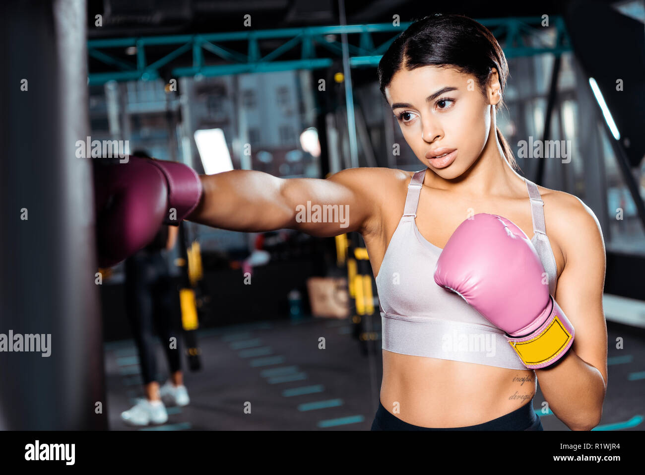 Jolie fille boxer gants de boxe en jetant les poinçons in gym Photo Stock -  Alamy