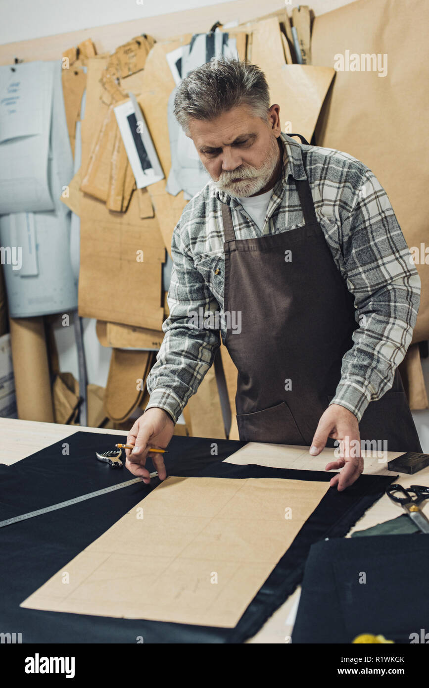 Sac à main en cuir des hommes d'âge moyen artisan en travaillant au studio tablier Banque D'Images