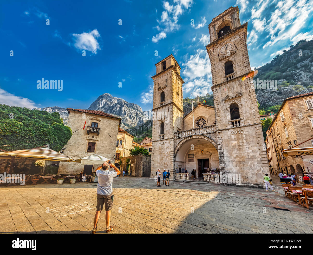 KOTOR, Monténégro - 20 OCTOBRE : (NOTE DU RÉDACTEUR : l'image est un digital [gamme dynamique élevée, HDR] composite.) le tourisme ou prenez une photo de l'Katedrala Svetog Tripuna (Cathédrale de Saint-tryphon) le 20 octobre, 2018 dans Kotor, Monténégro. Kotor est l'une des plus anciennes villes sur la mer Adriatique, et c'est une destination populaire des touristes et de croiseurs.. Banque D'Images