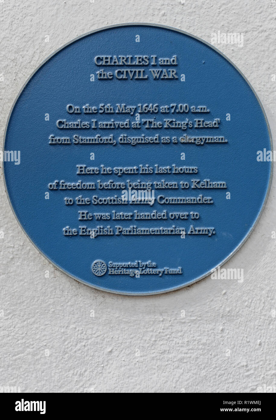 Blue plaque sur le mur de l'établissement Saracens Head hotel Southwell, commémorant la guerre civile anglaise et Charles I. Dorset England, UK Banque D'Images