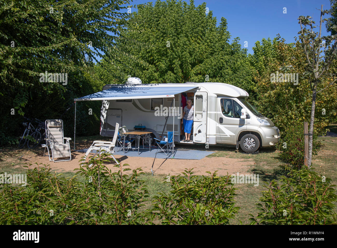 Beaucoup aimé camping stationné sur un terrain de camping privé ensoleillé Banque D'Images