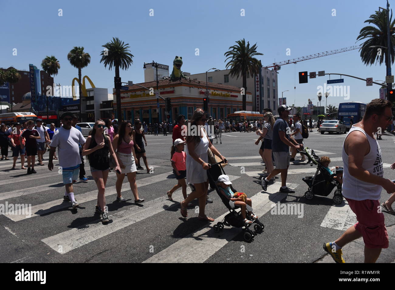 HOLLYWOOD - 7 août 2018 : les gens sur le célèbre walk of fame sur Hollywood boulevard à Hollywood, CA. Banque D'Images