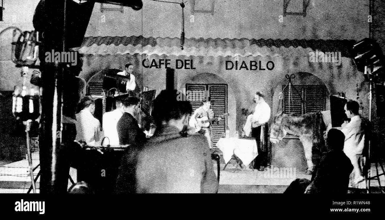 1935 Une photographie montrant les débuts de la télévision en Grande-Bretagne et les préparatifs de l'une des premières émissions de télévision musicale Banque D'Images