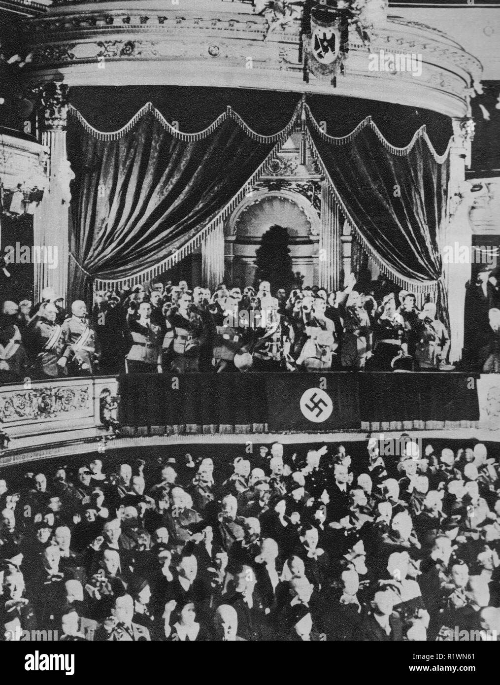 Hitler à Berlin, l'Opéra Kroll (siège du Reichstag) 16 mars 1935 - Journée du souvenir pour les soldats morts en guerre précédente - son cabinet nazi et fidèles sont avec lui sur le balcon donnant un salut nazi Banque D'Images