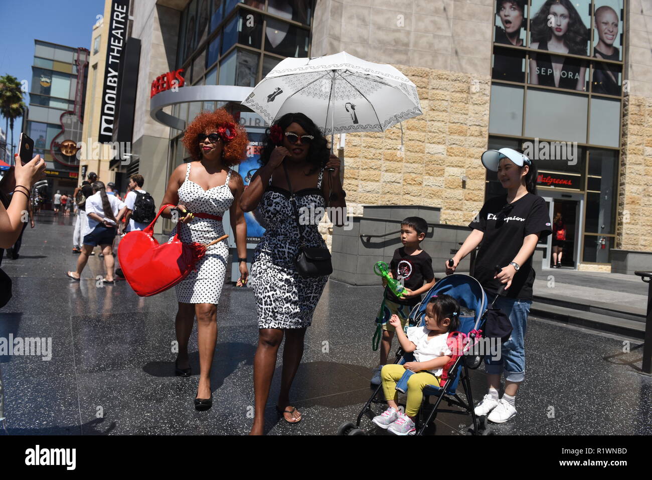 HOLLYWOOD - 7 août 2018 : les gens sur le célèbre walk of fame sur Hollywood boulevard à Hollywood, CA. Banque D'Images
