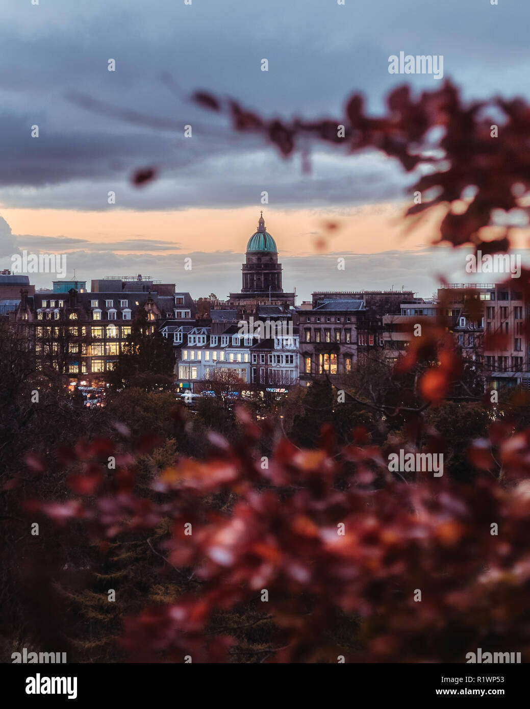 Édimbourg, Écosse - Novembre 2018. Vue de la maison sur le registre de l'ouest de Charlotte Square dans la nouvelle ville d'Édimbourg, à l'avant-plan l'automne Banque D'Images