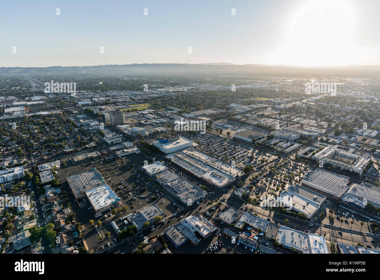 Los Angeles, Californie, USA - 21 octobre 2018 : Après-midi vue aérienne vers les foyers et les entreprises près de Van Nuys Blvd dans la vallée de San Fernando. Banque D'Images