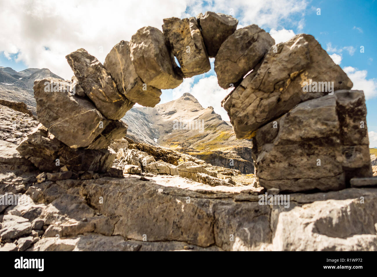 Paysage avec arc en pierre dans les montagnes suisses Banque D'Images