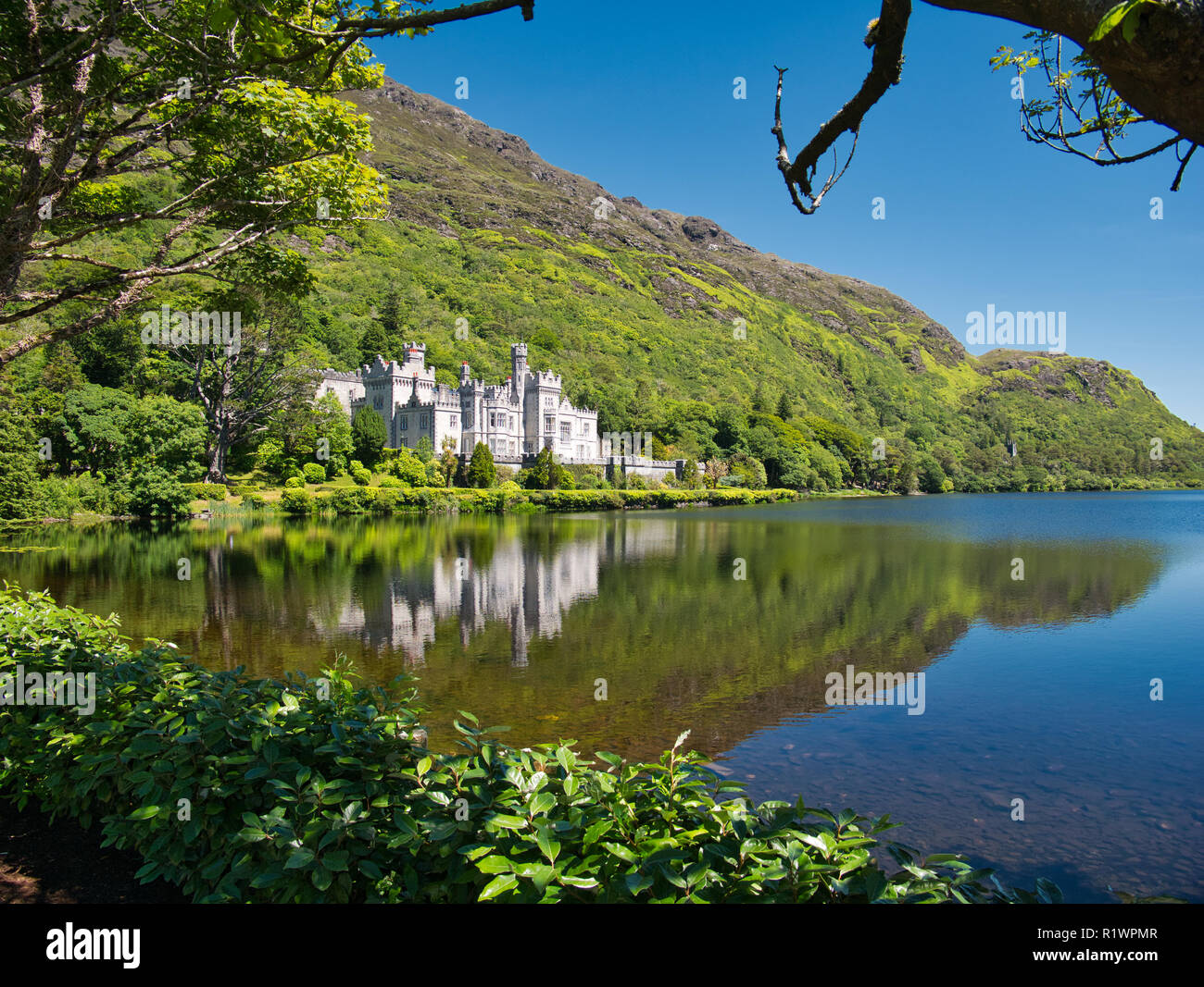 Crystal Clear Lake avec la réflexion de l'abbaye de Kylemore en Irlande Banque D'Images