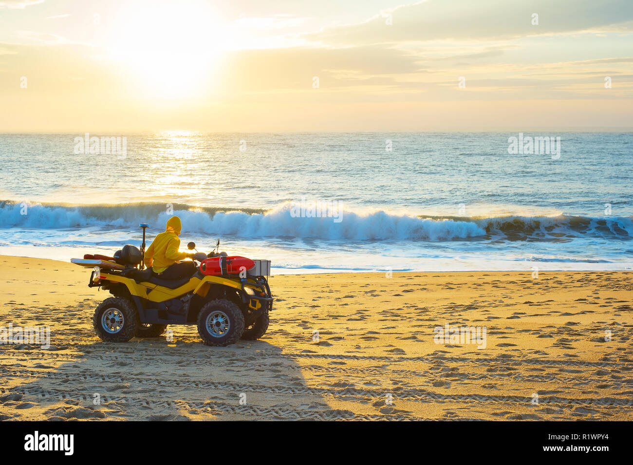 Lifeguard regarder les gens à l'océan au coucher du soleil. Caldas da Rainha, Portugal Banque D'Images