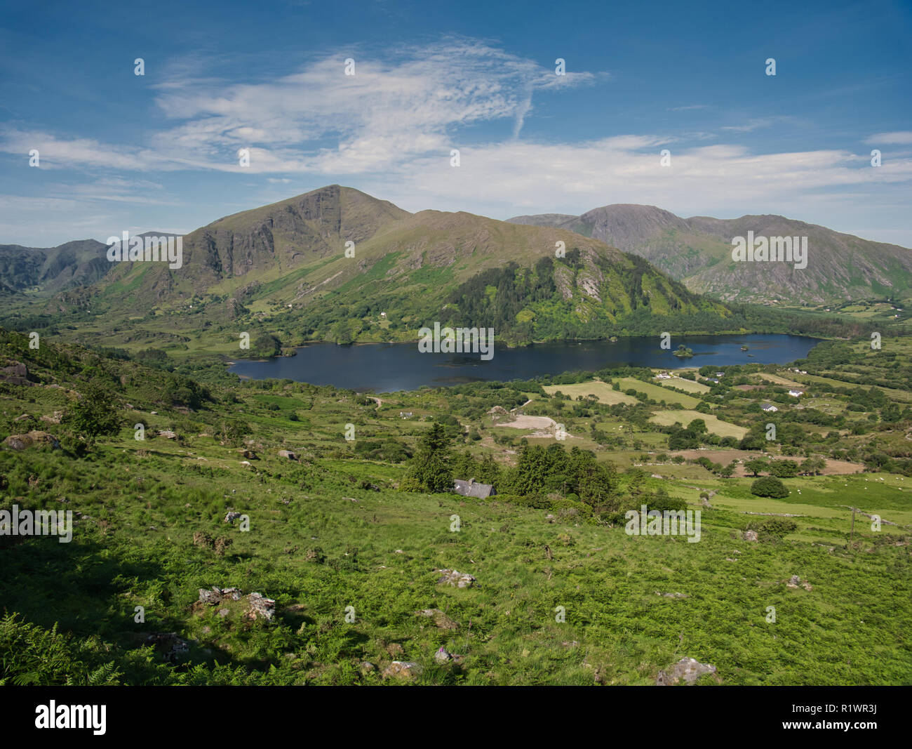Un beau lac de montagne en Irlande au Col Healy avec beau temps en été Banque D'Images