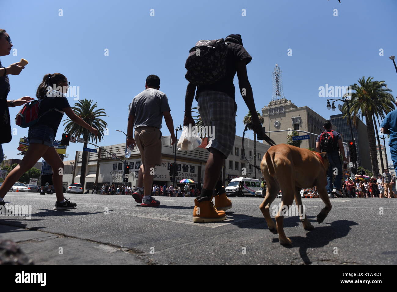 HOLLYWOOD - 7 août 2018 : Les personnes qui traversent la route à partir de l'angle faible point de vue sur Hollywood boulevard à Hollywood, CA. Banque D'Images
