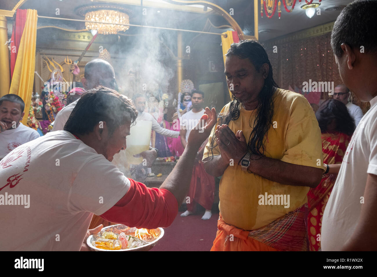 Fervents fidèles hindous dans un temple dans le Queens, New York City Banque D'Images