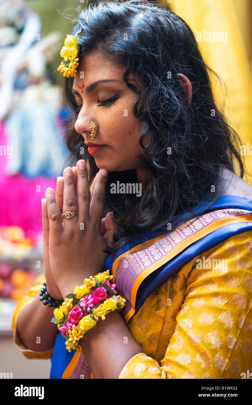 NDITA. Portrait d'une belle prêtresse dans un temple hindou à Ozone Park, Queens, New York. Banque D'Images