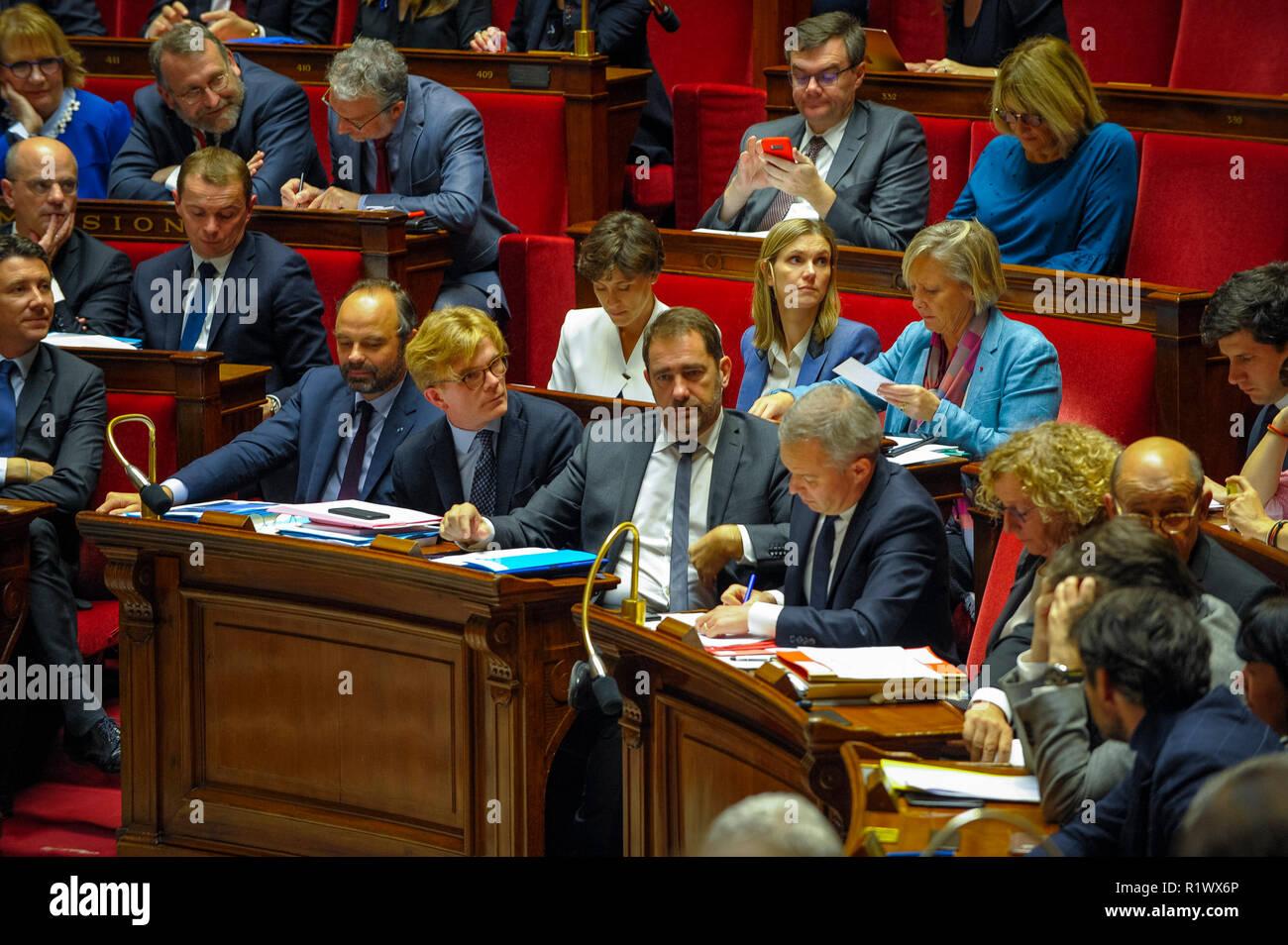 Premier ministre français Edouard Philippe et ministre de l'intérieur Christophe Castaner vu assister à une séance de questions au gouvernement à l'Assemblée nationale. Banque D'Images