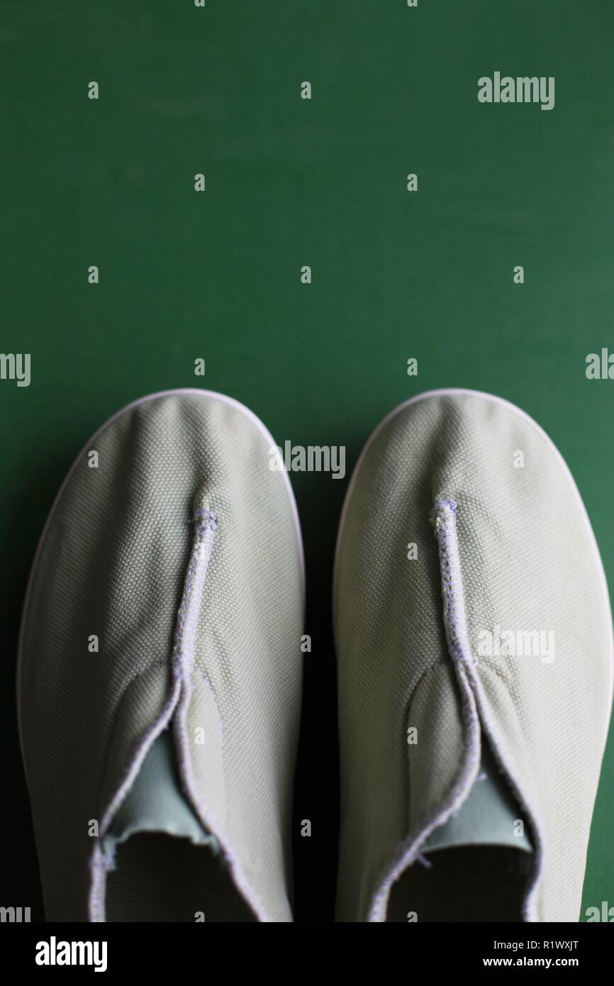 Une paire de chaussures de toile verte pour les femmes faite par décousu utilitaires. Banque D'Images