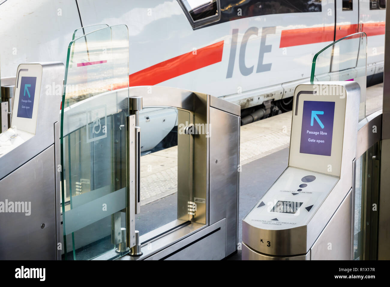Portes de billets sur une plate-forme installée à Paris Gare de l'Est de  contrôler l'accès à un train à grande vitesse ICE de la société allemande Deutsche  Bahn Photo Stock - Alamy