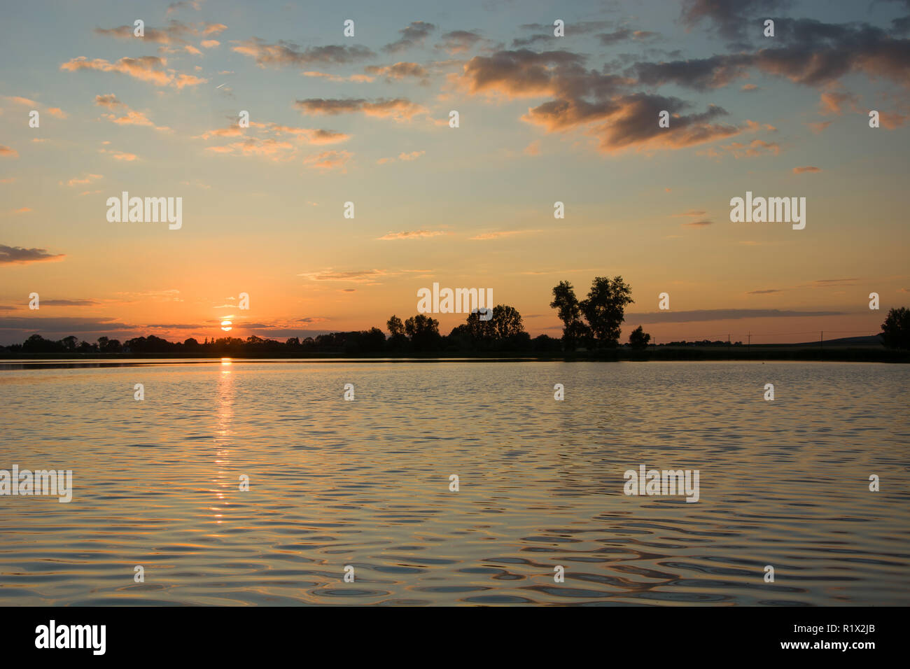 Le coucher de soleil sur le lac Banque D'Images