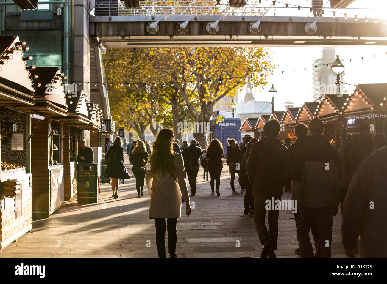 Les étals du marché de Noël de Noël le long de la rive sud, juste de saison vente de cadeaux, nourriture et boisson le long de la rivière Thames, Angleterre, Londres, UK Banque D'Images