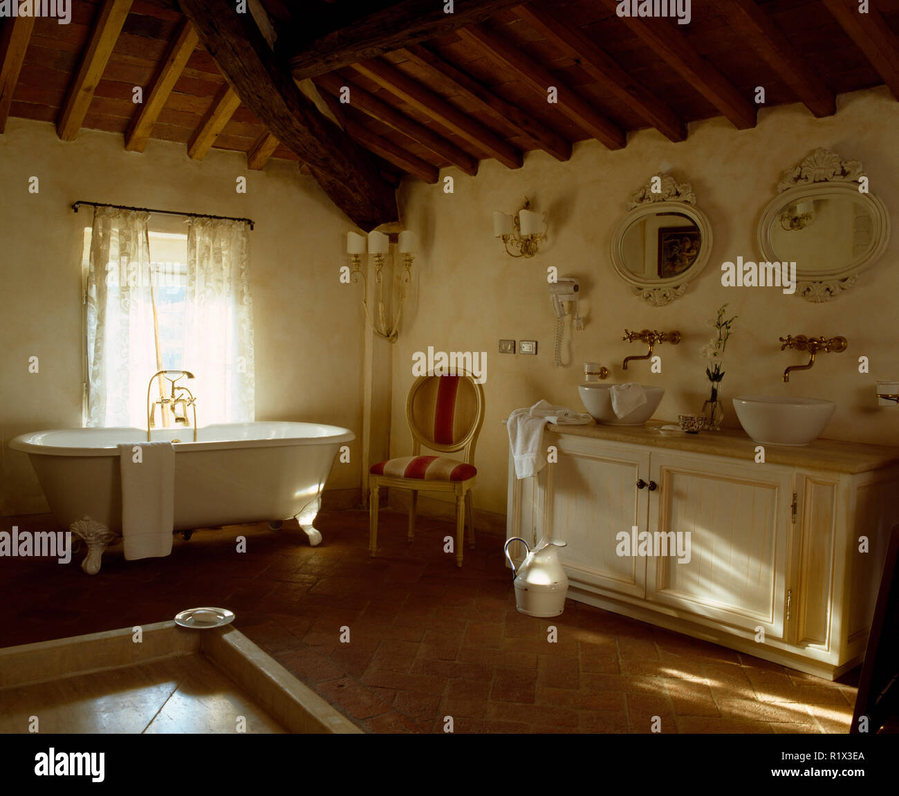 Une baignoire dans la salle de bains avec double vasque Toscane bassins hydrographiques Banque D'Images