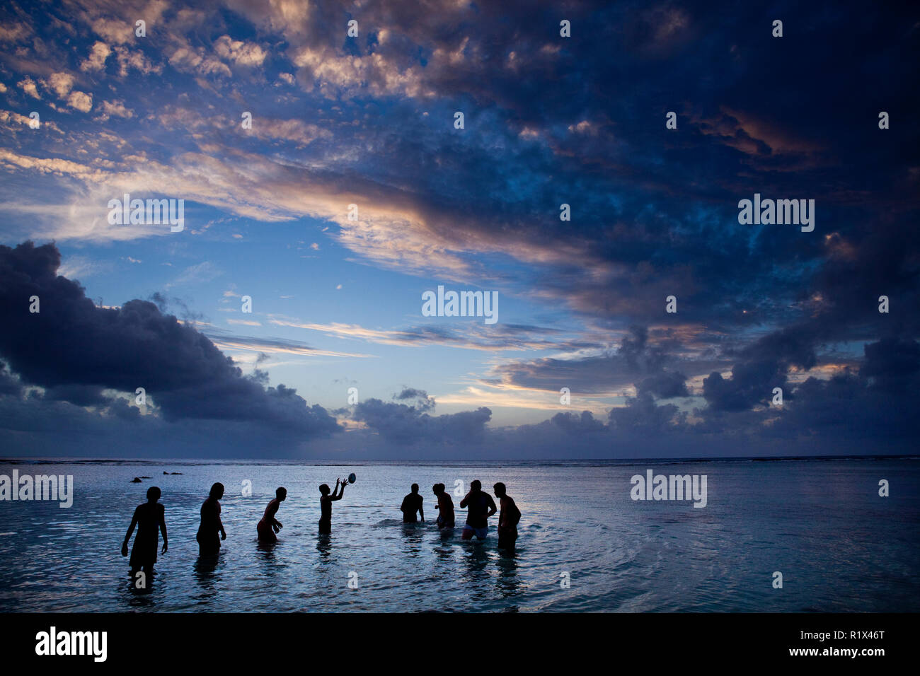 Les habitants de certains lagoon rugby, Rarotonga, îles Cook. Banque D'Images