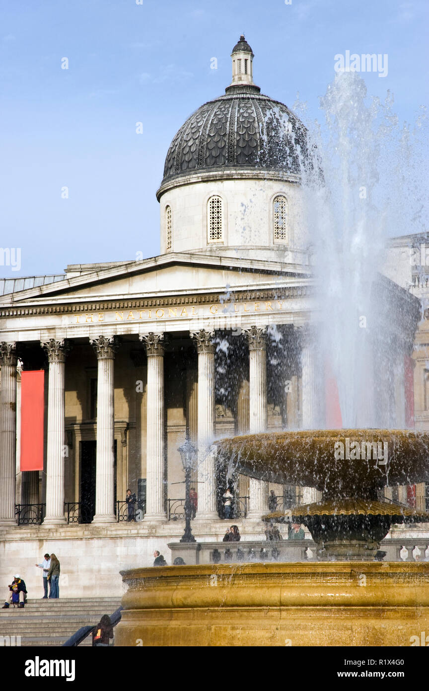 Fontaines à l'extérieur de la National Gallery, un musée d'art à Trafalgar Square, Westminster, Londres, Angleterre. Banque D'Images
