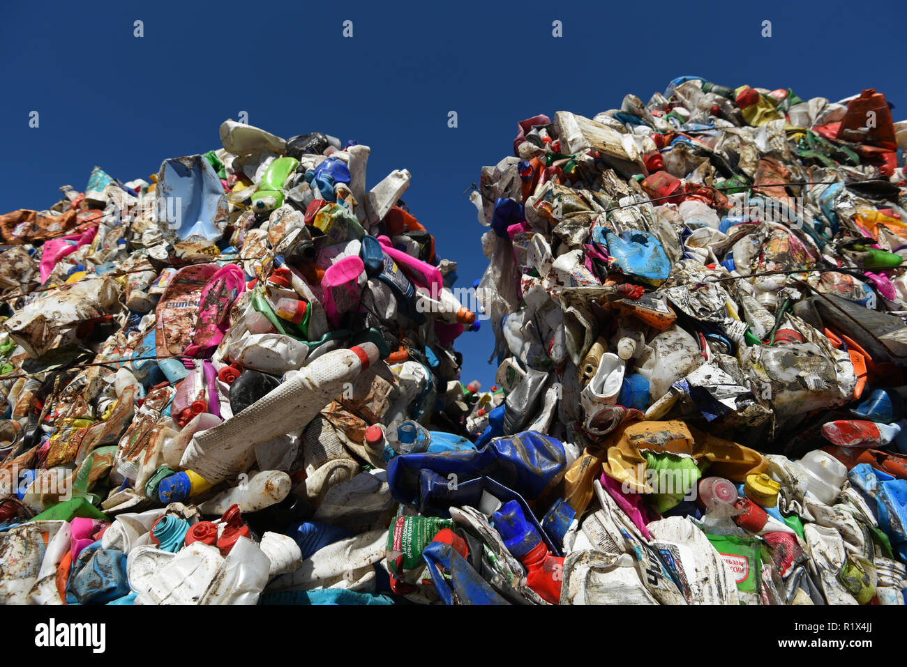 Appuyé sur les déchets en plastique pour le recyclage des cubes à l'installation de traitement des déchets mixtes magasins en Russie. Banque D'Images