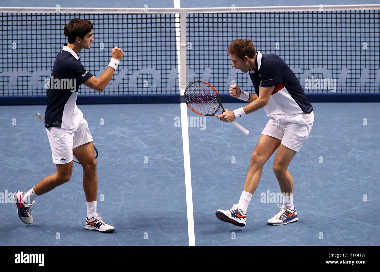 Pierre-Hugues Herbert de la France et compatriote Nicolas Mahut (à droite)  célébrer les gains leur match de double pendant quatre jours de la finale  de l'ATP Nitto l'O2 Arena, Londres Photo Stock -