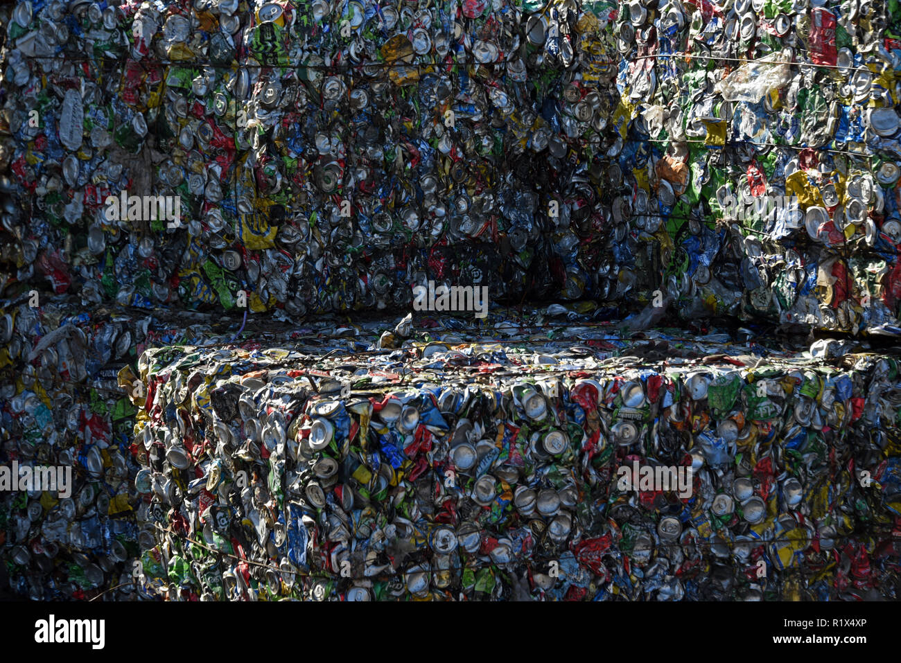 Appuyé sur les cubes de poubelles pour le recyclage à la station de séparation des déchets en Russie. Banque D'Images
