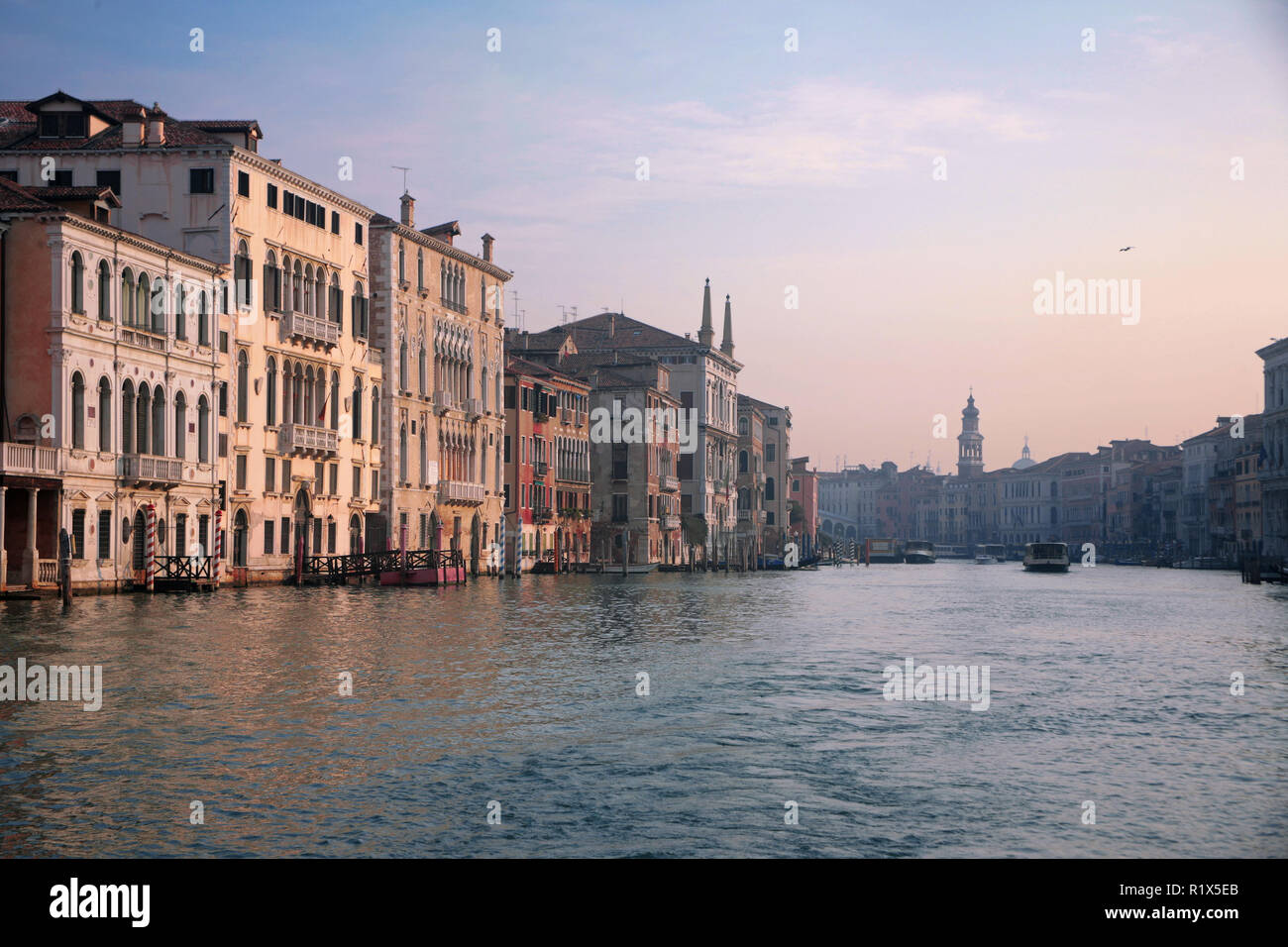Le Grand Canal, Venise, Italie, tôt le matin : palais de la ligne de front de mer de San Polo Banque D'Images