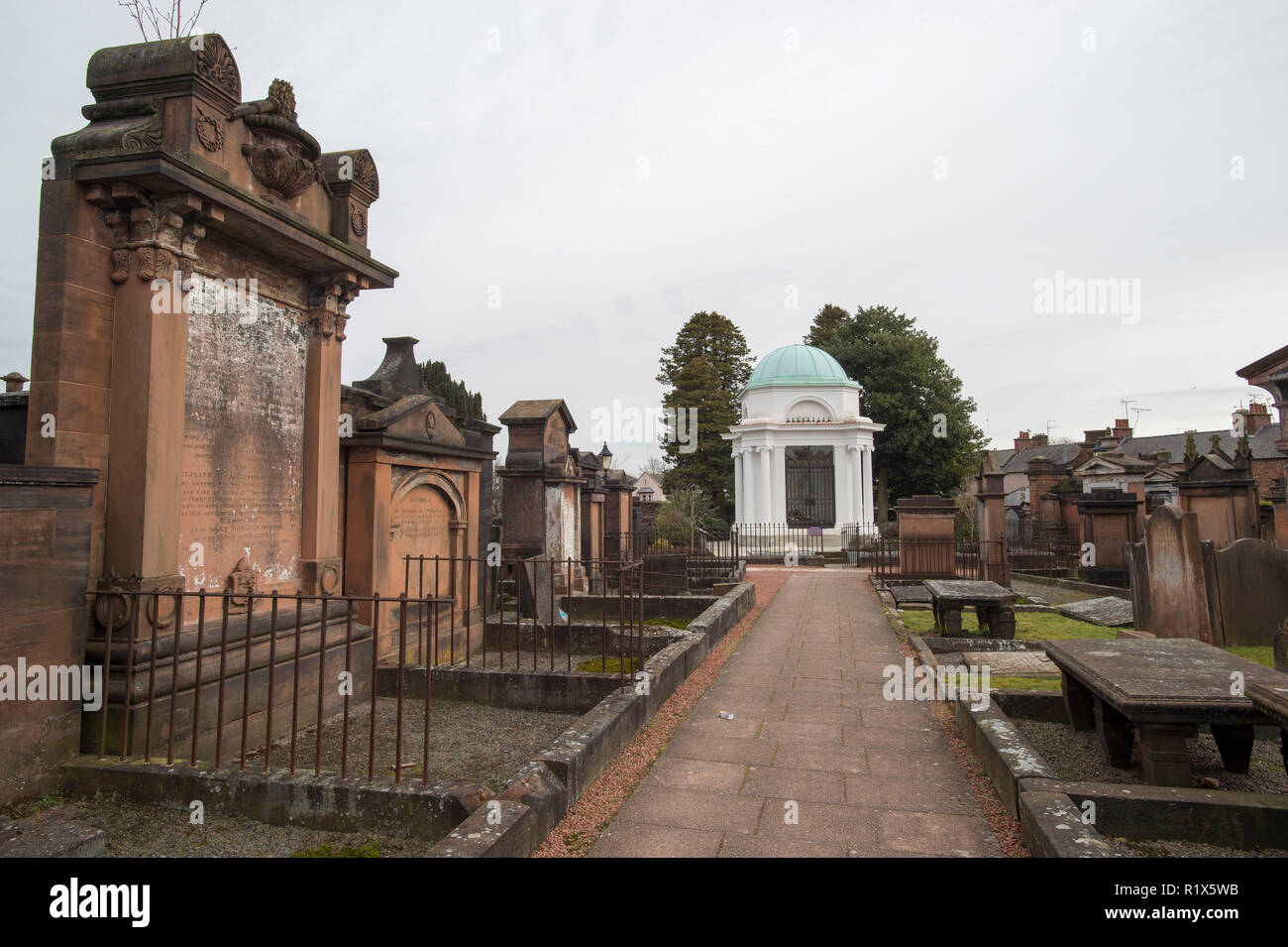 Dumfries, Dumfries et Galloway, en Écosse. Le mausolée de Robert Burns encadré par les pierres tombales à St Michael's churchyard. Banque D'Images