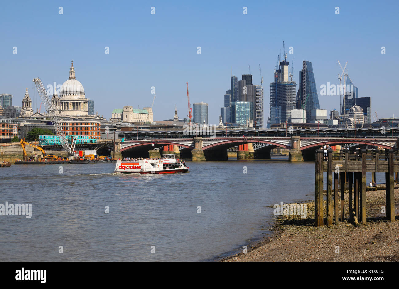 La Cathédrale St Paul et les toits de la ville, sur la Tamise, de Gabriel's Beach sur la rive sud de l'Oxo Tower, à Londres, Royaume-Uni Banque D'Images