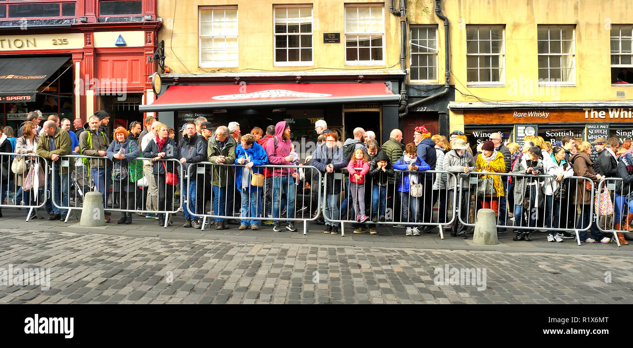 Foule de gens qui attendent pour la circonscription des Marches procession, Royal Mile, Édimbourg, Écosse Banque D'Images