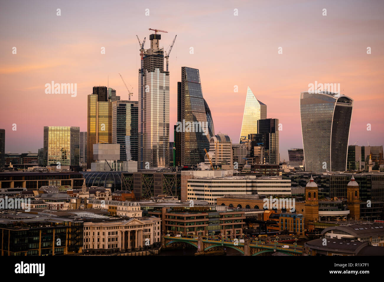 Toits de Londres avec un ciel rose Banque D'Images
