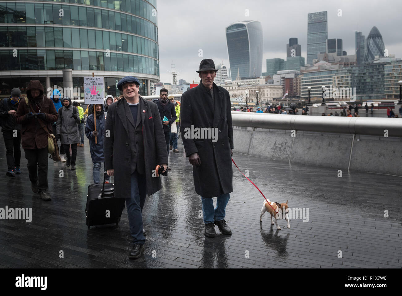 City Hall, London, UK. 13 Février, 2016. Auteur et commentateur Will Self et du comédien et activiste Mark Thomas avec environ 60 partisans helpe Banque D'Images