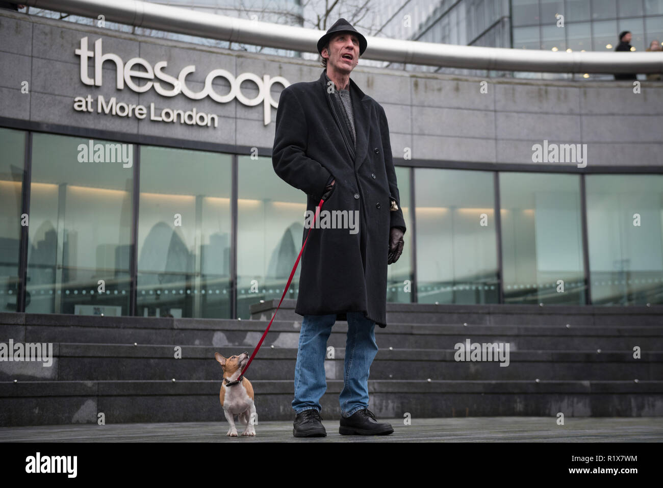 City Hall, London, UK. 13 Février, 2016. Auteur et commentateur Will Self et du comédien et activiste Mark Thomas avec environ 60 partisans helpe Banque D'Images