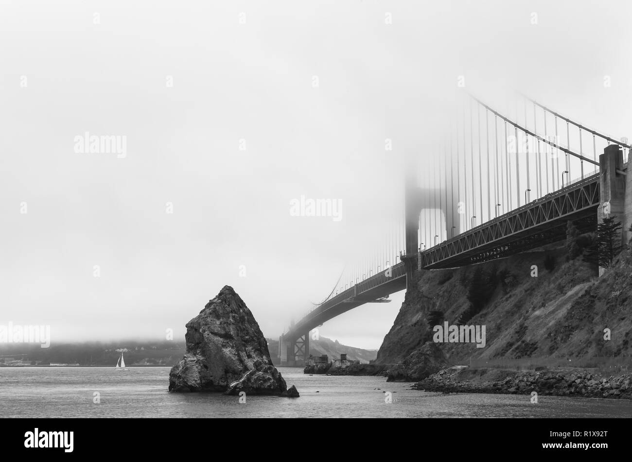 L'emblématique pont du Golden Gate à San Francisco, California, United States, sous un ciel couvert le matin. Banque D'Images