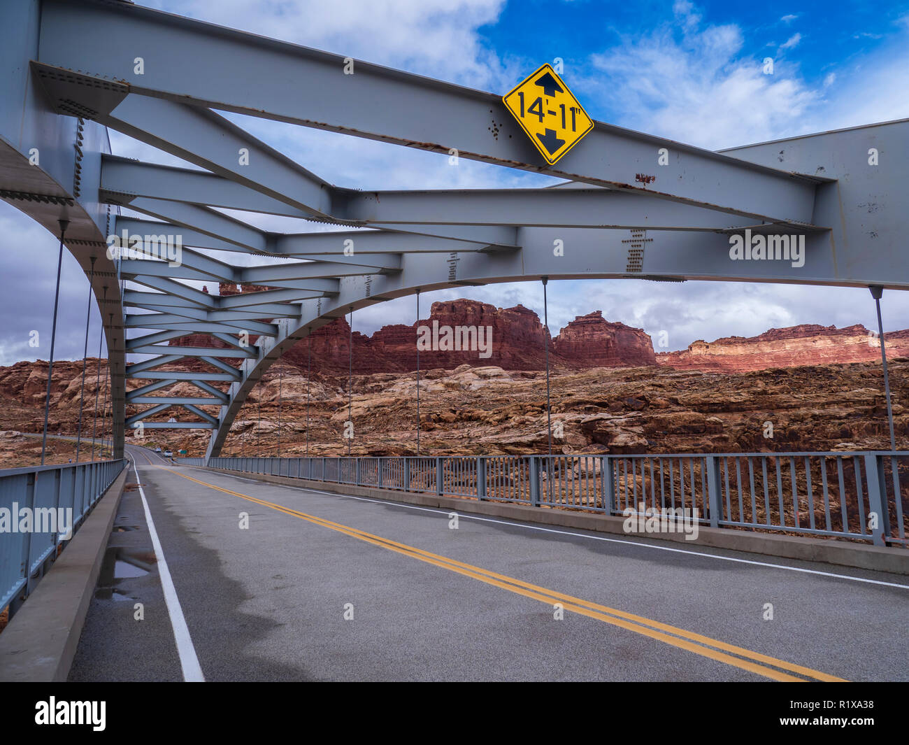 Hite Crossing Bridge sur la rivière Colorado, l'Utah Highway 95, Glen Canyon National Recreation Area, Utah. Banque D'Images