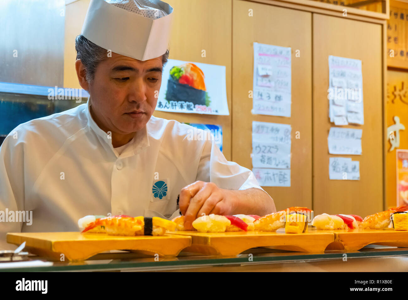 Tokyo, Japon - 26 Avril 2018 : chef de sushi japonais non identifié de prépare des plats traditionnels japonais ensembles dans un restaurant de sushi Banque D'Images