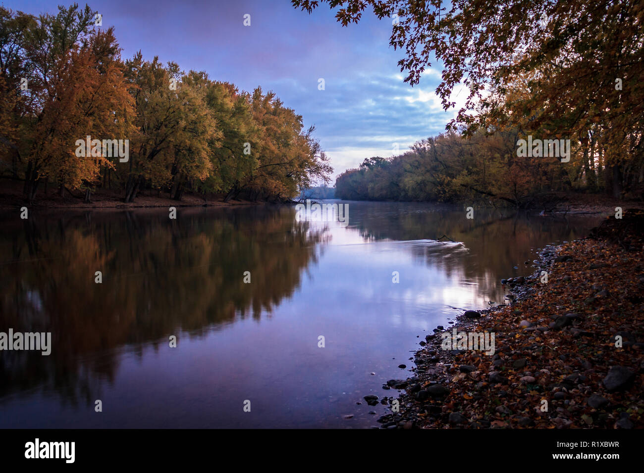 Rivière paisible et sereine avec des reflets du ciel en automne. Beauté naturelle de fond avec l'espace de copie. Banque D'Images