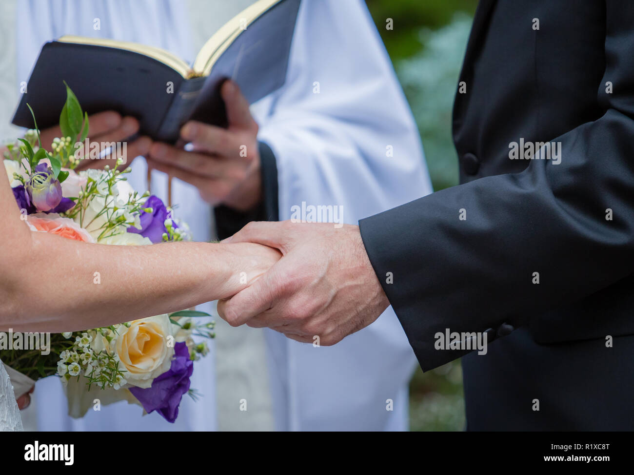 Deux mains alors qu'il détient au cours de voeux Mariage Banque D'Images