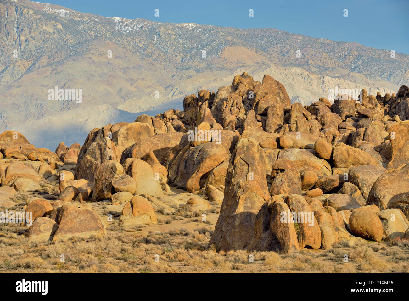 La biotite rochers dans le monzogranite Alabama Hills, BLM Alabama Hills Recreation Area, Lone Pine, Californie, USA Banque D'Images