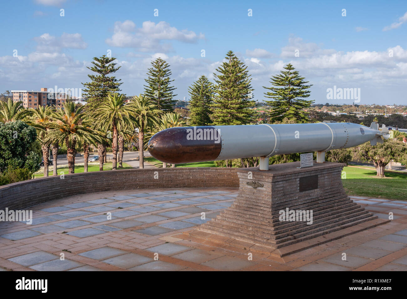 Fremantle, Australie - Novembre 25. 2009 : Libre de torpille gris et noir à l'affiche au monument commémoratif de guerre locaux. sous ciel bleu avec des nuages et vert tre Banque D'Images