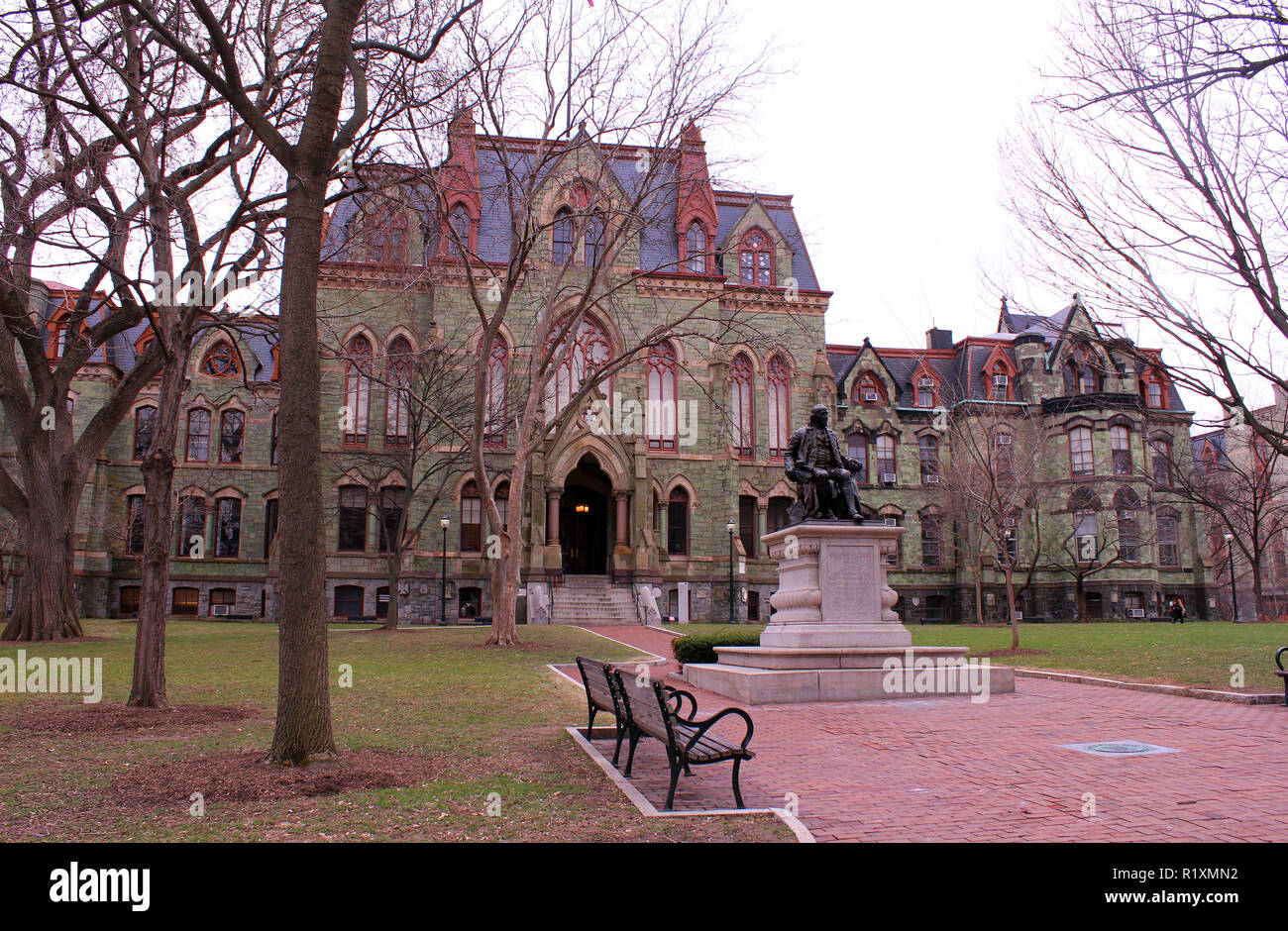 College Hall (1873), construit en pierre de serpentine verte, avec statue de Benjamin Franklin, à l'Université de Pennsylvanie, Philadelphie, PA Banque D'Images