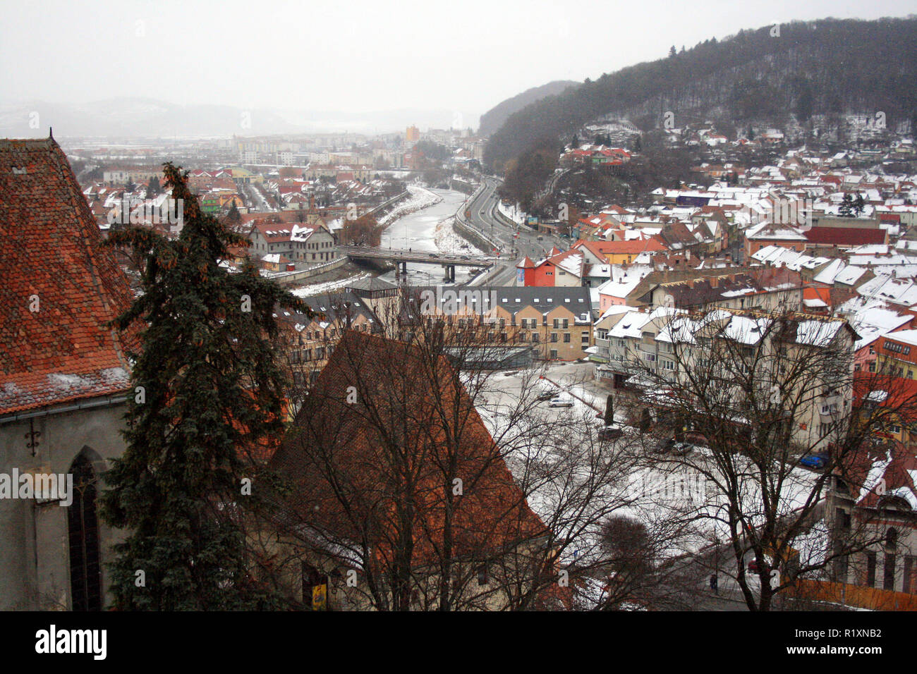 Vue à vol d'oiseau de Sighisoara en hiver vu de haut de sa tour de l'horloge médiévale de Sighisoara, Roumanie, Banque D'Images