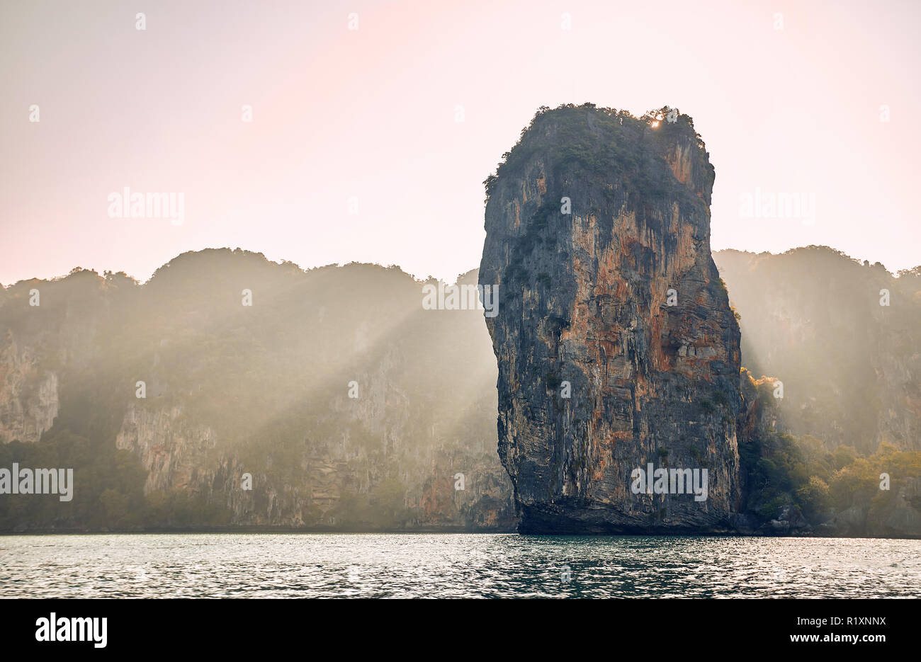 Les îles tropicales du rock au lever du soleil dans la mer d'Andaman de la province de Krabi, Thaïlande Banque D'Images