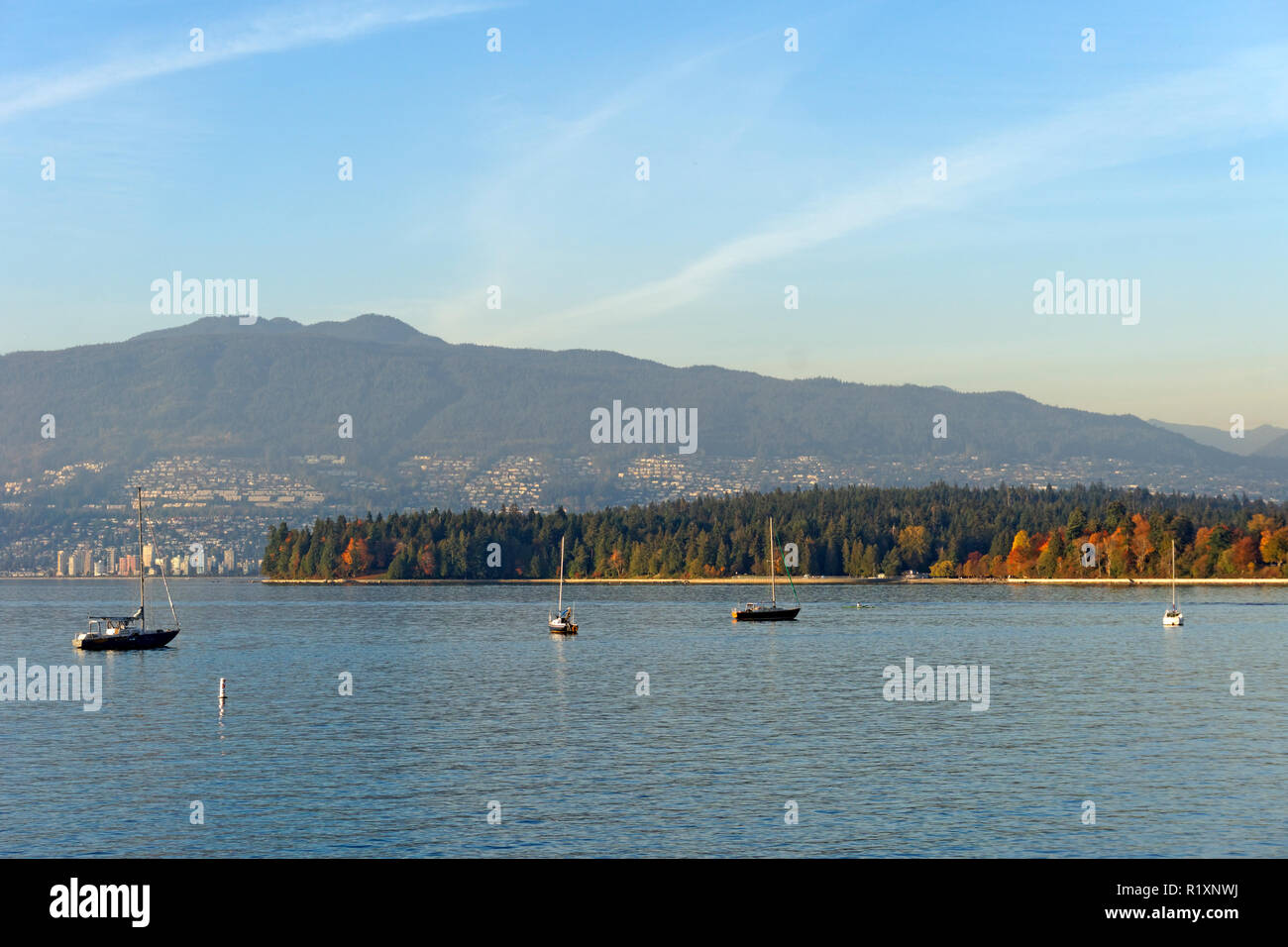 English Bay avec Stanley Park, la ville de West Vancouver, et les montagnes du North Shore en arrière-plan, Vancouver, BC, Canada Banque D'Images